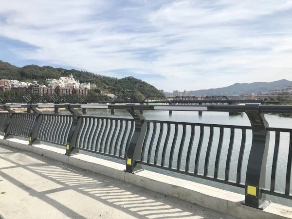 燈光護欄