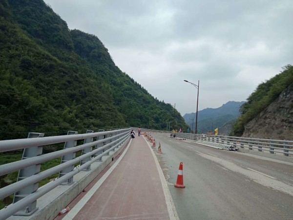 22000張家界武陵大道防撞護欄工程案例